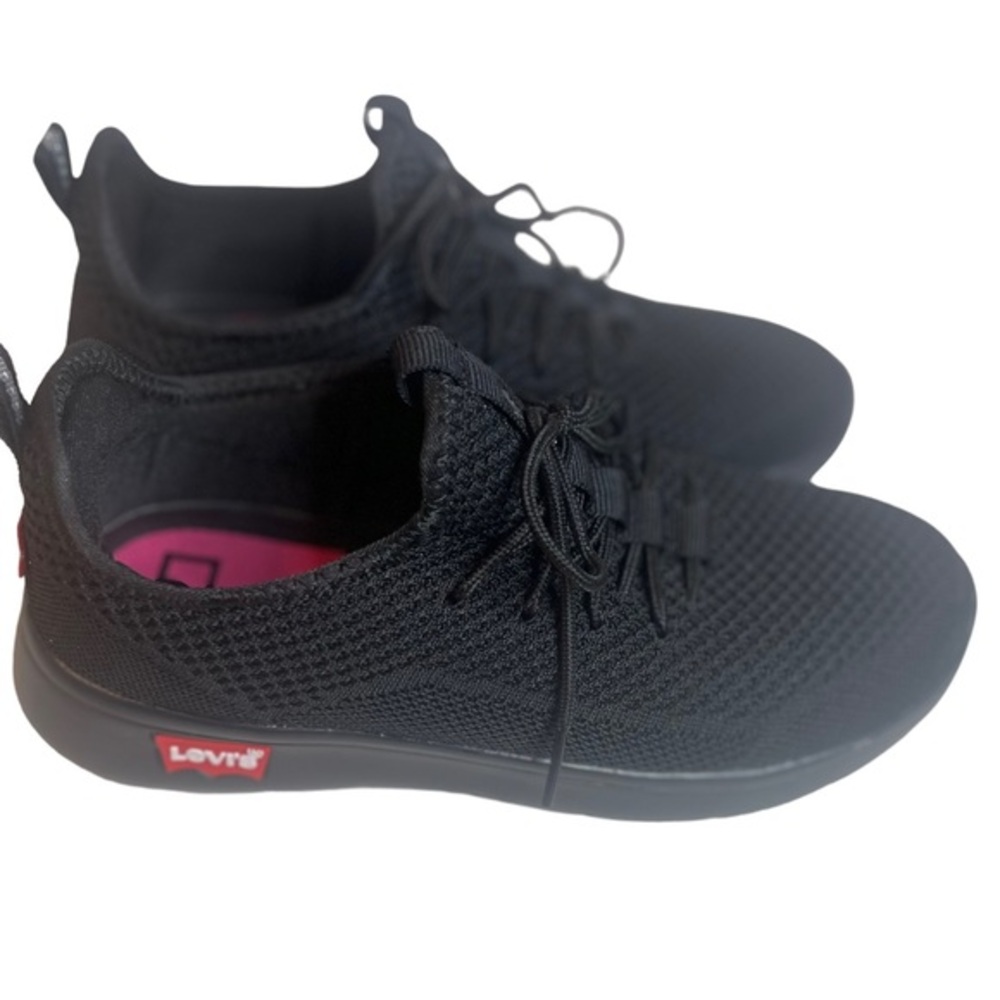 Levi’s Womens Black Slip On Light Weight Shoes Size 7 NWOT